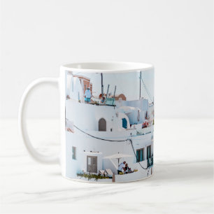 Die hellen Betonhäuser unter blauem Himmel am Tag Kaffeetasse