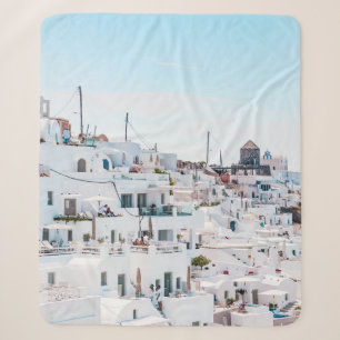 Die hellen Betonhäuser unter blauem Himmel am Tag Sherpadecke