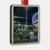 Die hellen Lichter des Kinos in der Nacht Ornament Aus Metall (Rechts)