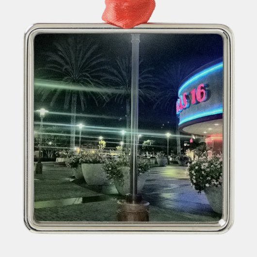 Die hellen Lichter des Kinos in der Nacht Ornament Aus Metall (Vorne)