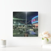 Die hellen Lichter des Kinos in der Nacht Quadratische Wanduhr (Zuhause)