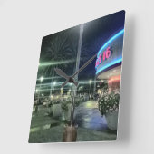 Die hellen Lichter des Kinos in der Nacht Quadratische Wanduhr (Winkel)