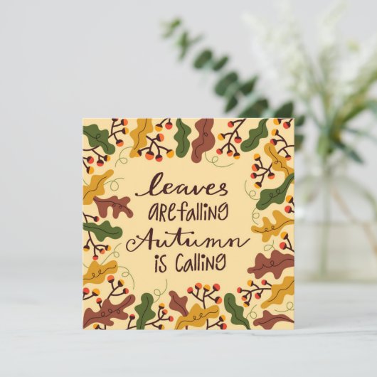 Die Herbstblätter fallen unter der Grußkarte (Stehend Vorderseite)