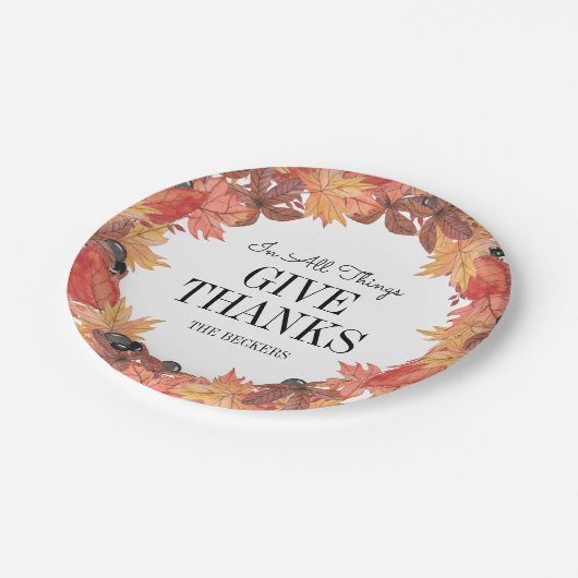 Die Herbstblätter geben dem Erntedank die Papierpl Pappteller (Schrägansicht)