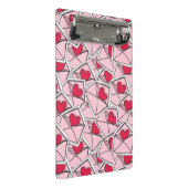 Die Herzen des Valentinsgrußes auf Umschlägen Mini Klemmbrett (Schrägansicht)