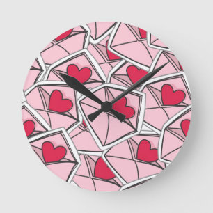 Die Herzen des Valentinsgrußes auf Umschlägen Runde Wanduhr
