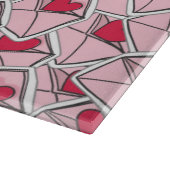 Die Herzen des Valentinsgrußes auf Umschlägen Schneidebrett (Ecke)