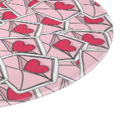 Die Herzen des Valentinsgrußes auf Umschlägen Schneidebrett (Ecke)