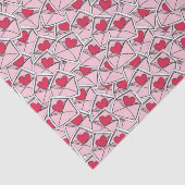 Die Herzen des Valentinsgrußes auf Umschlägen Seidenpapier (Ausschnitt)