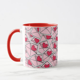 Die Herzen des Valentinsgrußes auf Umschlägen Tasse