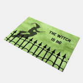 "Die Hexe ist in" Halloween Funny Welcome Green Fußmatte (Schrägansicht)