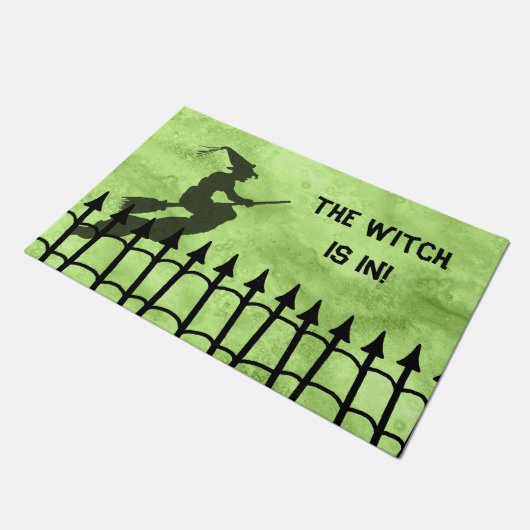 "Die Hexe ist in" Halloween Funny Welcome Green Fußmatte (Schrägansicht)