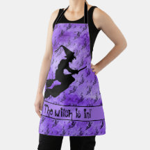 Die Hexe ist in Halloween Hexe-Silhouette Lila