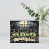 Die "Hexe-Stillleben-Tabelle" zeigt die Postkarte  (Stehend Vorderseite)