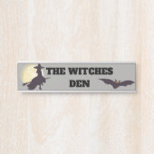 Die Hexen geben eine Nachricht oder eine Namensauf Türschild (Vorderseite )