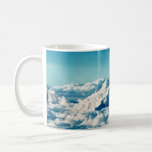 Die Himalaya-Berge in Wolken Blauer Himmel Kaffeetasse