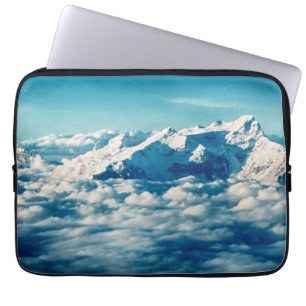 Die Himalaya-Berge in Wolken Blauer Himmel Laptopschutzhülle