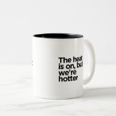 "Die Hitze ist an, lustiges Zitat mit schwarzem Te Zweifarbige Tasse (VorderseiteRechts)