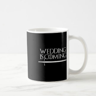 Die Hochzeit von Frauen kommt zu sonniger Henne &  Kaffeetasse