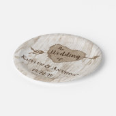 Die Hochzeitskollektion des Carved Heart Tree Pappteller (Schrägansicht)