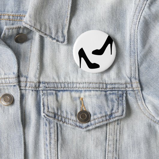 Die hohe Fersen-Schuhe der Frauen in der Button (Beispiel)