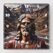 Die hölzerne Statue Jesu in der Berglandschaft Quadratische Wanduhr (Vorderseite)