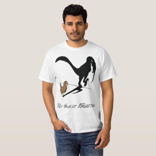 Die Hühner erinnern sich (Dinosaurier-Cartoon) T-Shirt (Vorne ganz)