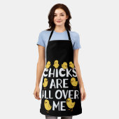 Die Hühner sind überall in meinem sonnigen Ostern Schürze (Getragen)