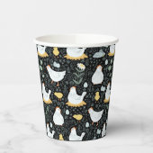 Die Hühner träumen in der Kulisse des Schwarzen Pappbecher (Links)