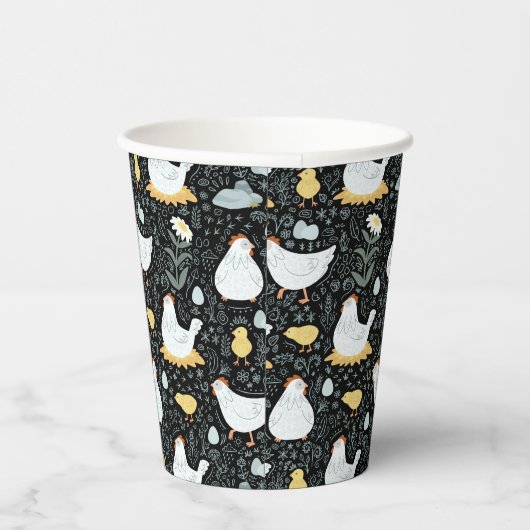 Die Hühner träumen in der Kulisse des Schwarzen Pappbecher (Rechts)