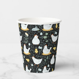 Die Hühner träumen in der Kulisse des Schwarzen Pappbecher