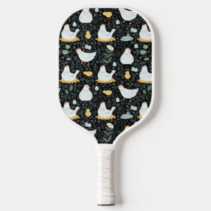 Die Hühner träumen in der Kulisse des Schwarzen Pickleball Schläger