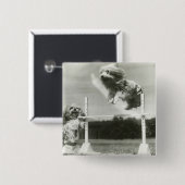 Die Hunde springend über MiniaturBar des hohen Button (Vorne & Hinten)