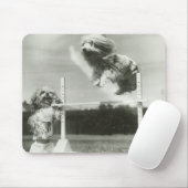 Die Hunde springend über MiniaturBar des hohen Mousepad (Mit Mouse)