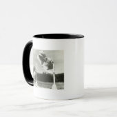 Die Hunde springend über MiniaturBar des hohen Tasse (Vorderseite Links)