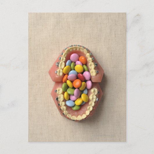 Die im Zahnmodell servierte Schokolade Postkarte (Vorderseite)