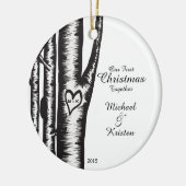 Die Initialen, die auf Baum geschnitzt werden, Keramikornament (Links)