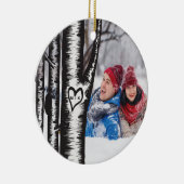 Die Initialen, die auf Baum geschnitzt werden, Keramikornament (Rechts)