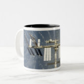 Die Internationale Raumstation fällt zurück Zweifarbige Tasse (Vorderseite Links)