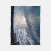 Die Internationale Raumstation über dem Atlantik Fleecedecke (Vorderseite)