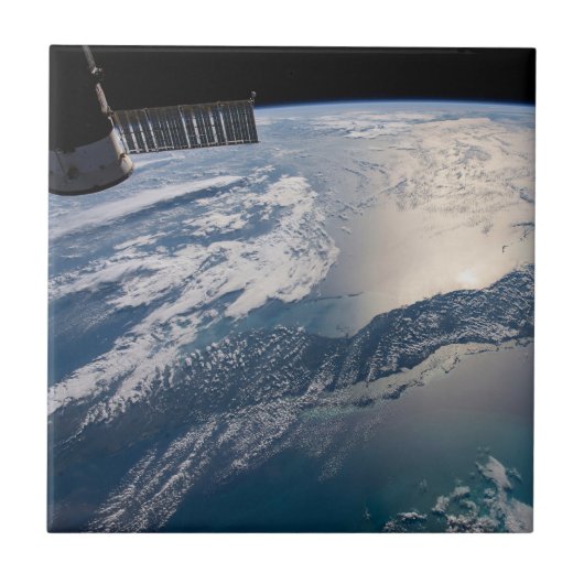 Die Internationale Raumstation über dem Atlantik Fliese (Vorderseite)