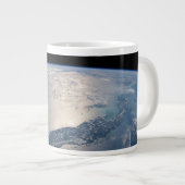 Die Internationale Raumstation über dem Atlantik Jumbo-Tasse (Vorderseite Rechts)
