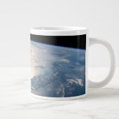 Die Internationale Raumstation über dem Atlantik Jumbo-Tasse (Rechts)