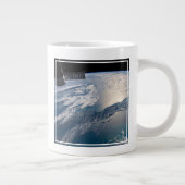 Die Internationale Raumstation über dem Atlantik Jumbo-Tasse (Rechts)