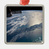 Die Internationale Raumstation über dem Atlantik Ornament Aus Metall (Vorne)