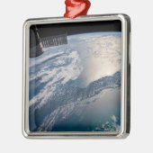 Die Internationale Raumstation über dem Atlantik Ornament Aus Metall (Links)