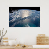 Die Internationale Raumstation über dem Atlantik Poster (Küche)