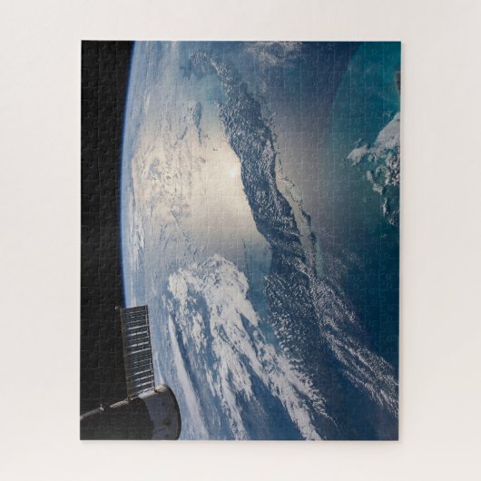 Die Internationale Raumstation über dem Atlantik Puzzle (Vertikal)