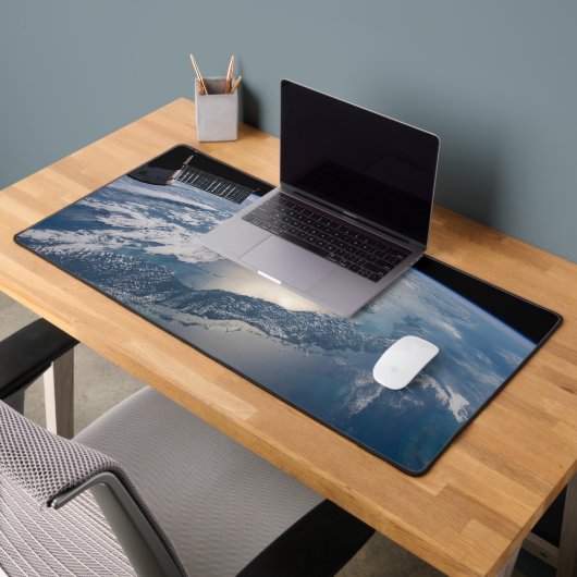 Die Internationale Raumstation über dem Atlantik Schreibtischunterlage (Büro 2)