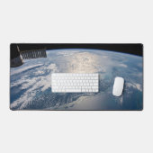 Die Internationale Raumstation über dem Atlantik Schreibtischunterlage (Tastatur & Maus)